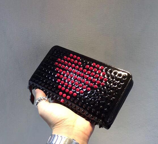 収納できるアイテム　クリスチャン ルブタン　Christian Louboutin　今季セール財布 スタッズウォレット  高級感溢れるデザイン　クリスチャン ルブタン　パテントカーフ　ラウンドファスナー長財布　ブラック　